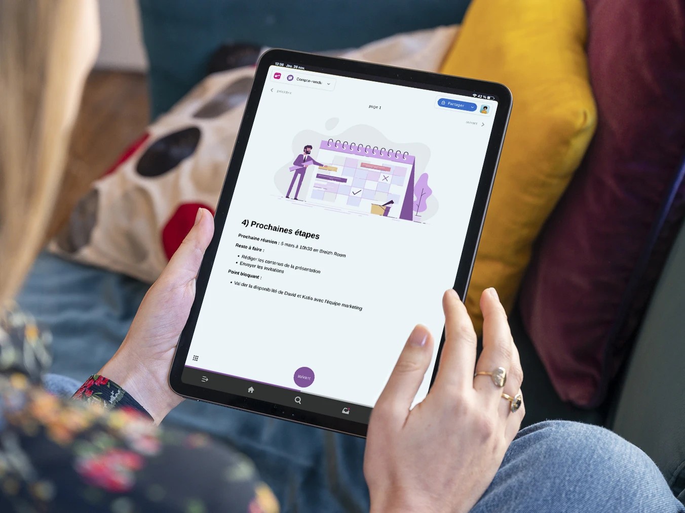 Équipe collaborant autour d'un plan de gestion de projet avec diagrammes et tâches.