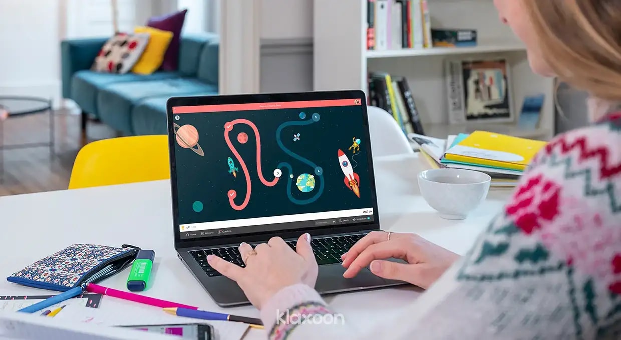 A person working on a computer displaying a gamified course in progress. | Klaxoon
