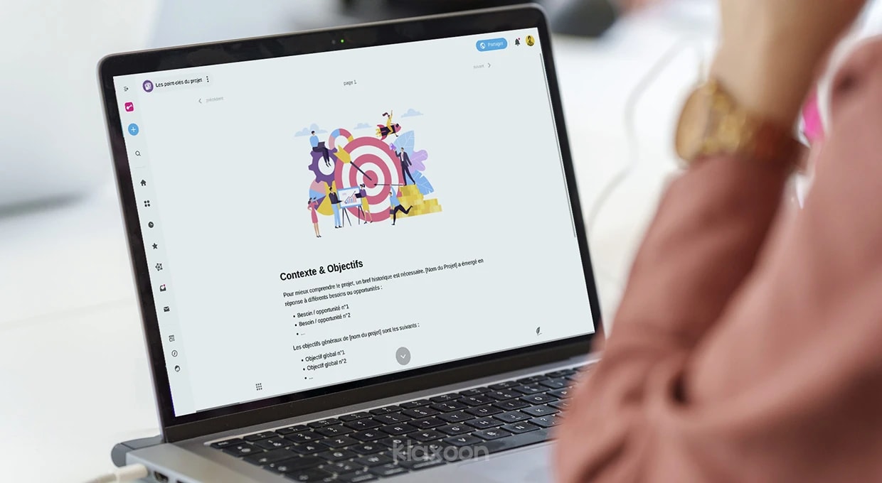 Une personne travaillant sur un ordinateur qui affiche le template de Mémo “Les points-clés du projet”. | Klaxoon