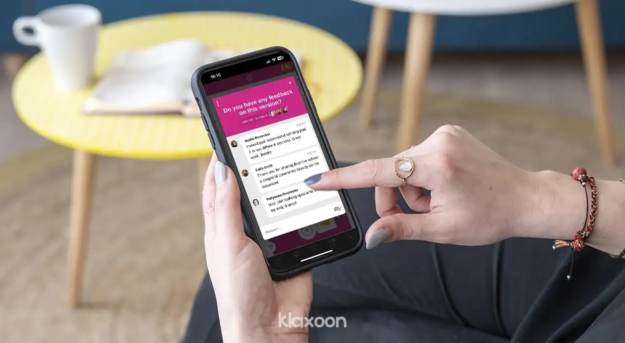 A person working remotely on their mobile, displaying a Klaxoon Question where several participants have shared their feedback asynchronously. | Klaxoon