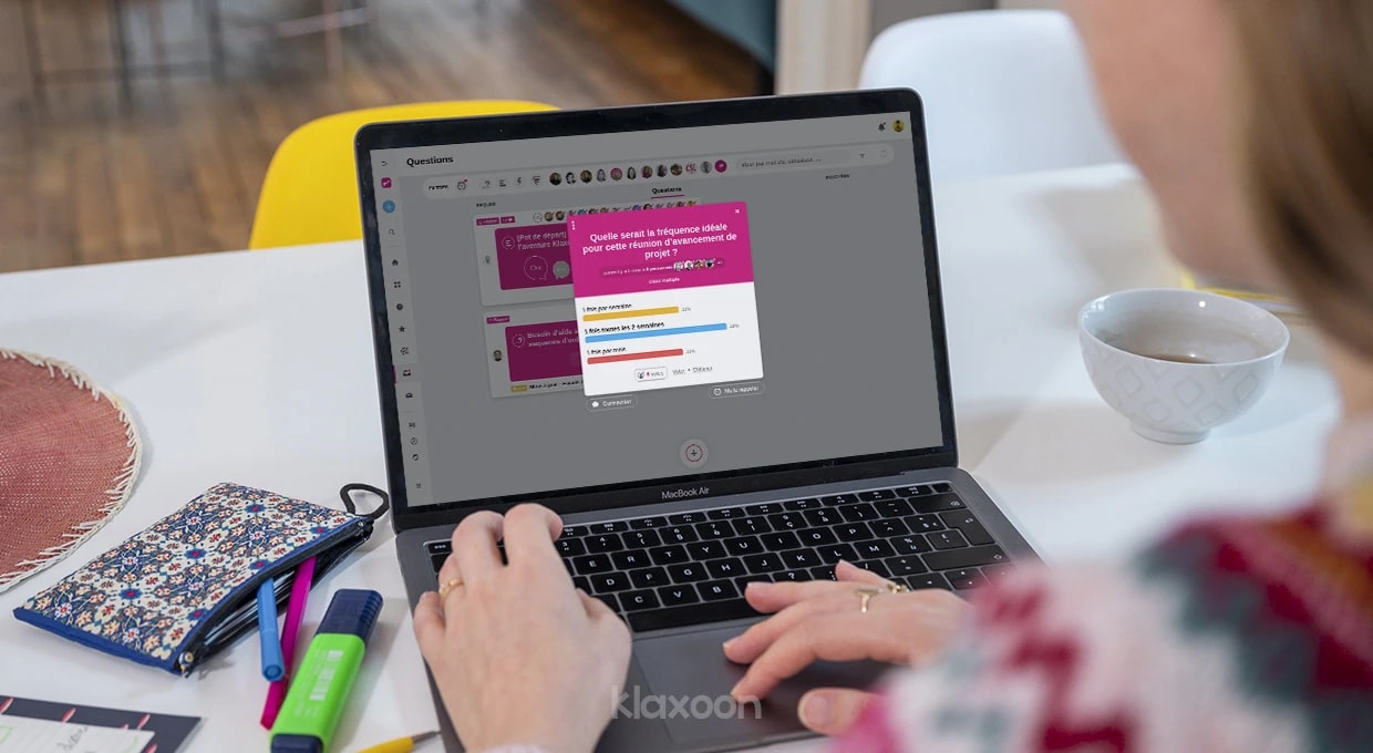 Une personne travaillant sur un ordinateur qui affiche une Question posée à l’équipe, avec la catégorisation des réponses obtenues. | Klaxoon