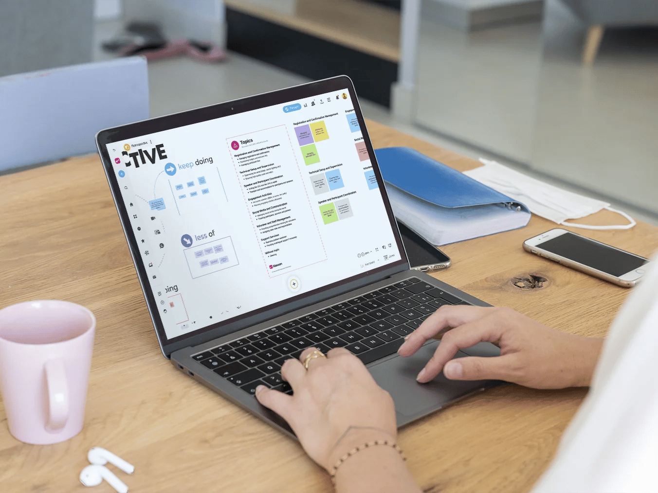 A person working on a computer displaying a brainstorming Board where ideas are categorized using AI. | Klaxoon