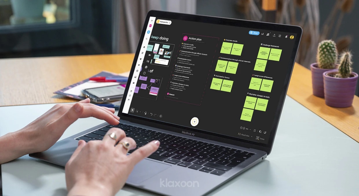A person working on a computer displaying a Board where many shared ideas are categorized with an AI-based feature. | Klaxoon
