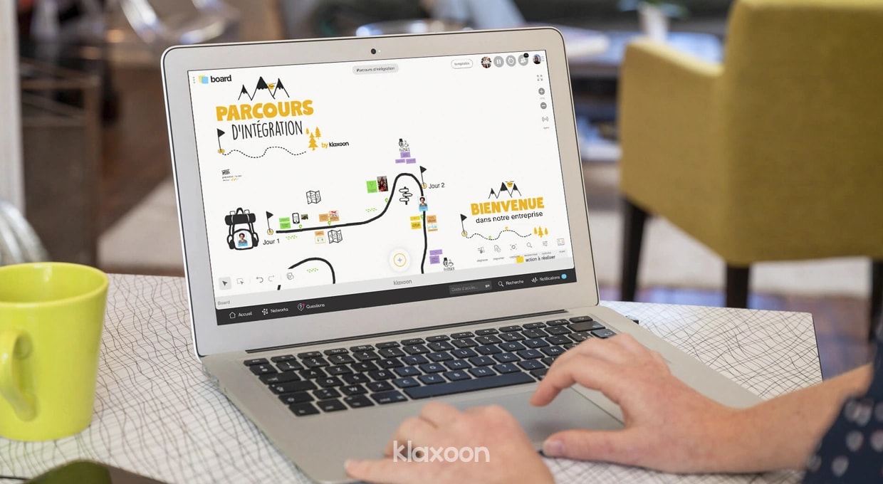 Une personne travaillant sur un ordinateur portable qui affiche le template Parcours d’intégration. | Klaxoon