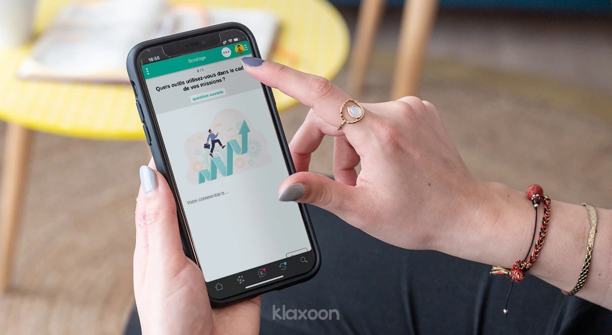 Une personne qui répond à un Sondage Klaxoon sur son mobile, concernant l’usage de ses outils professionnels. | Klaxoon