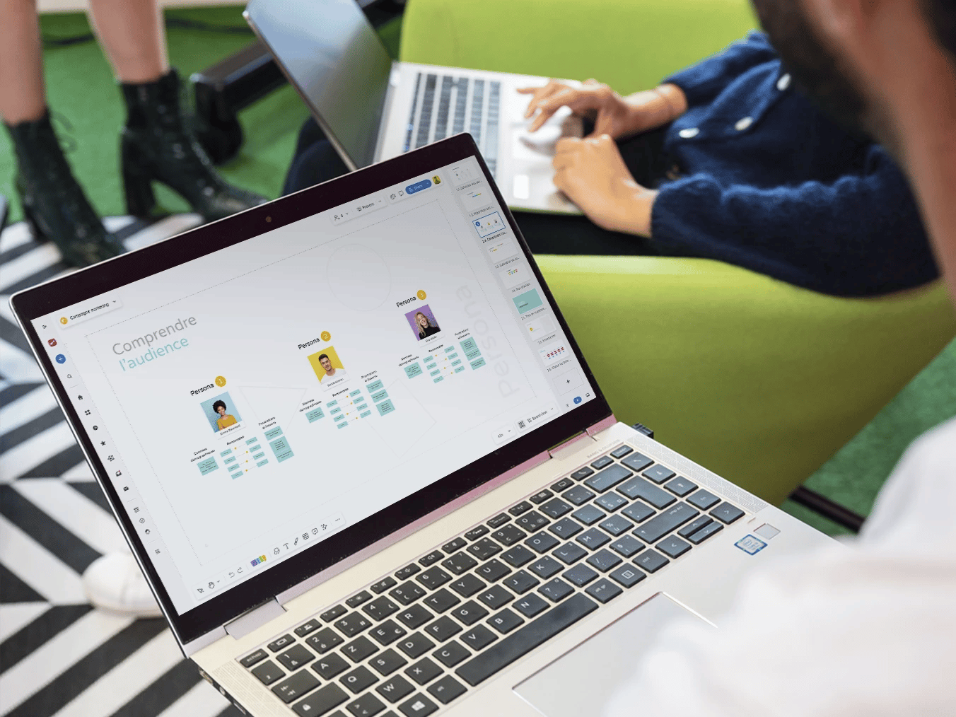 Marketing digital avec icônes d’email, smartphone et graphique.