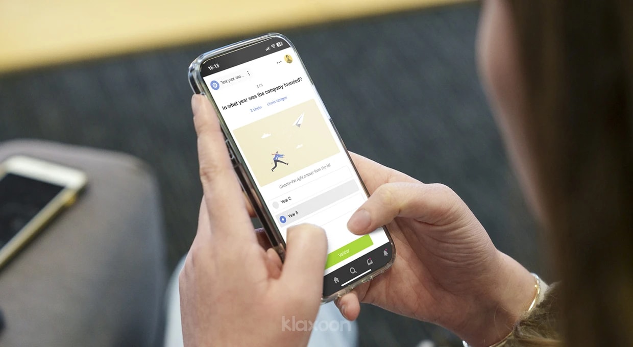 A person taking a Quiz on their smartphone. | Klaxoon
