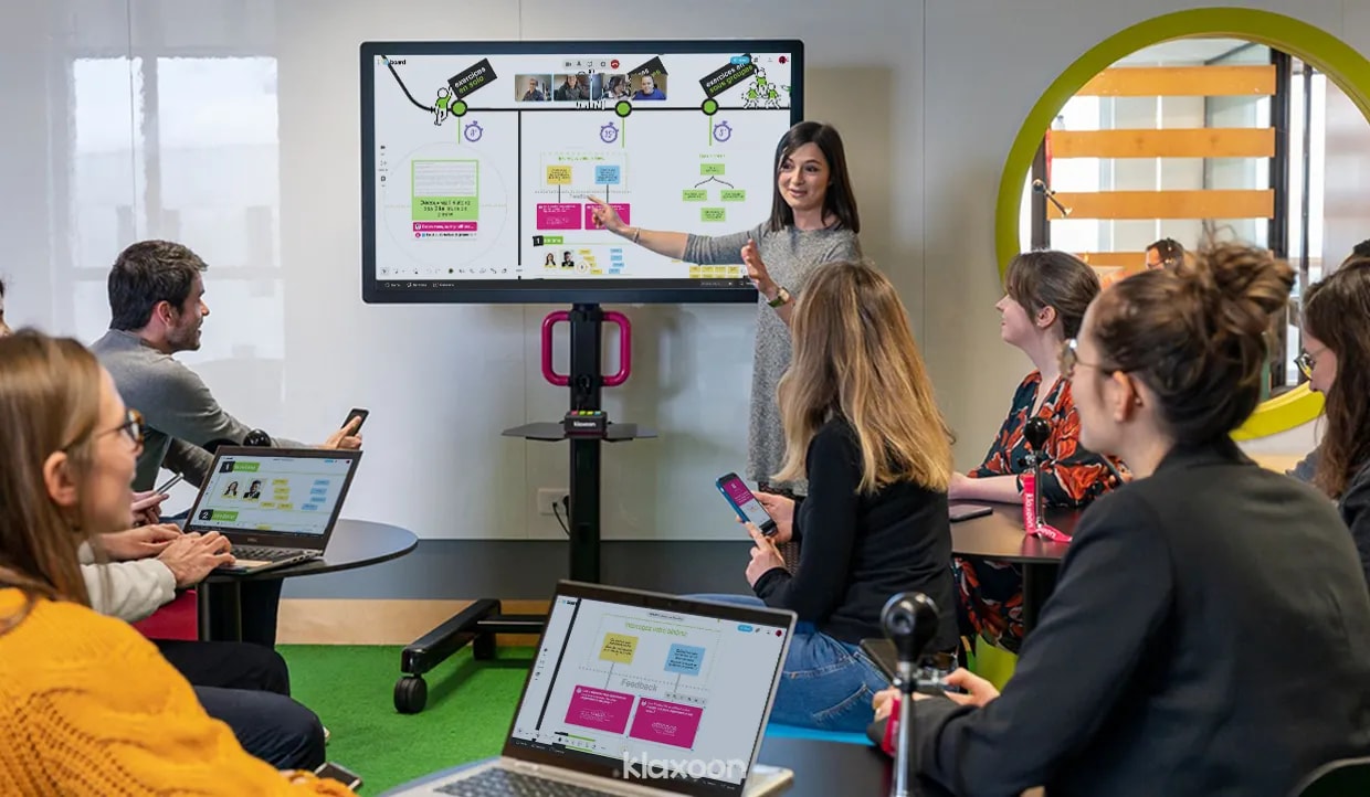 A team in a face-to-face and remote meeting on Board, where everyone can share their ideas by speaking and in writing. | Klaxoon