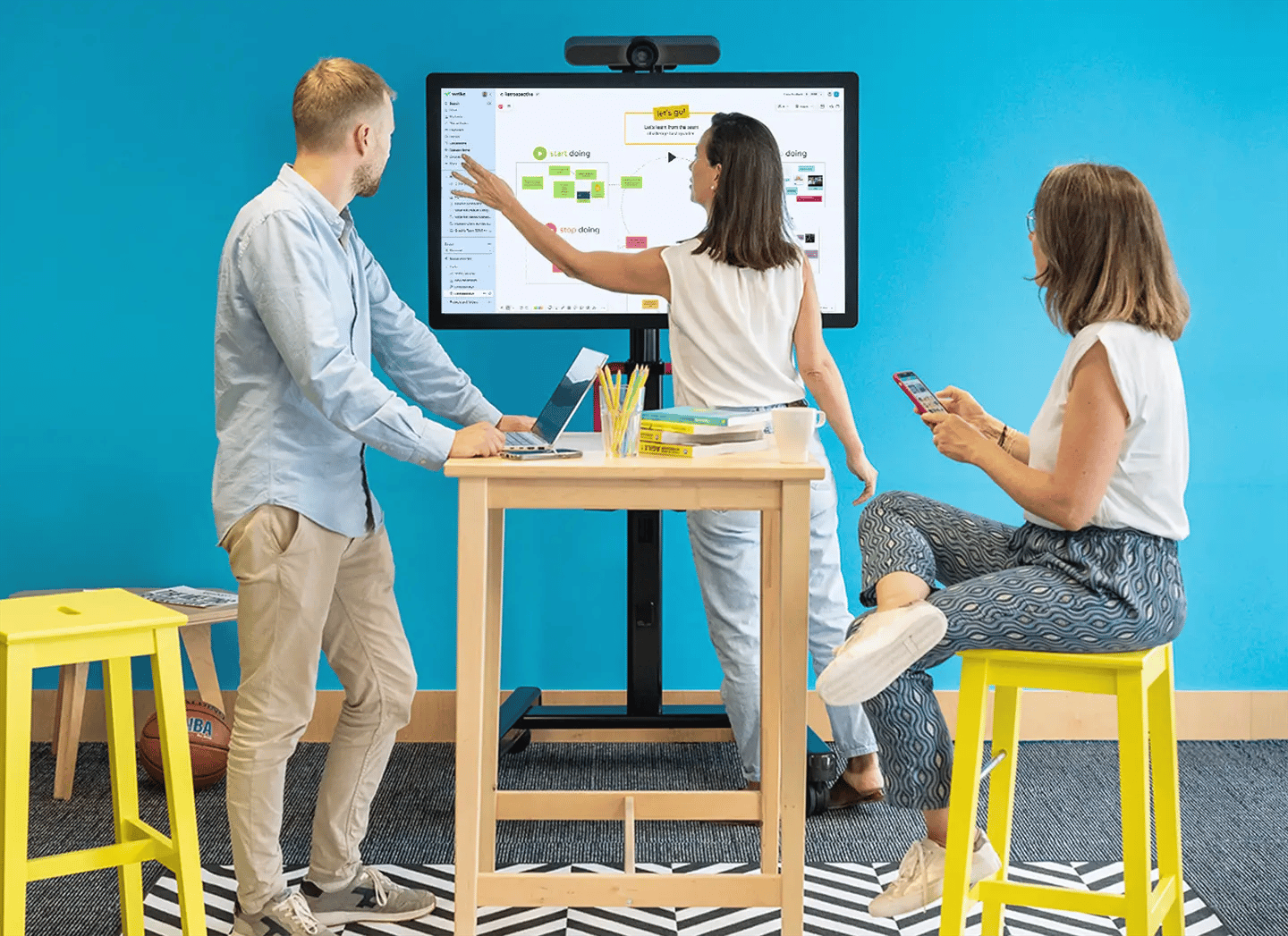 Global map showing Klaxoon office locations in Europe, North America and Asia.