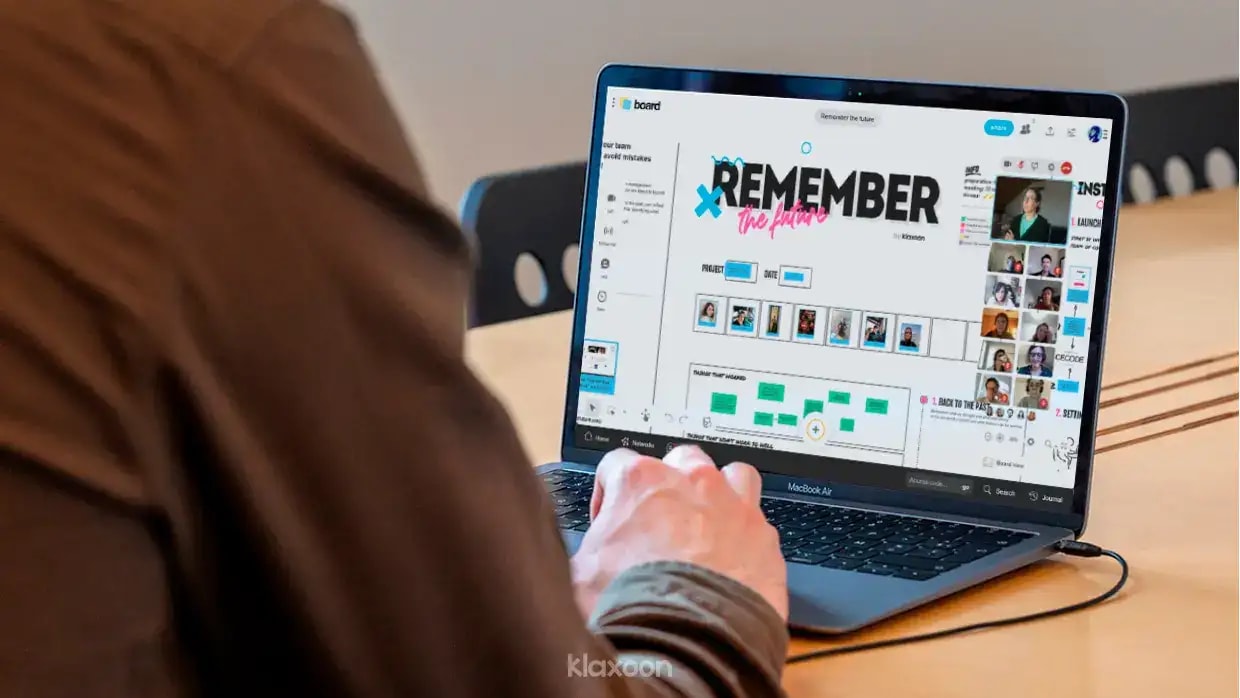 A person working remotely on a computer displaying a Retro vers le Futur board, along with other participants connected by video. | Klaxoon