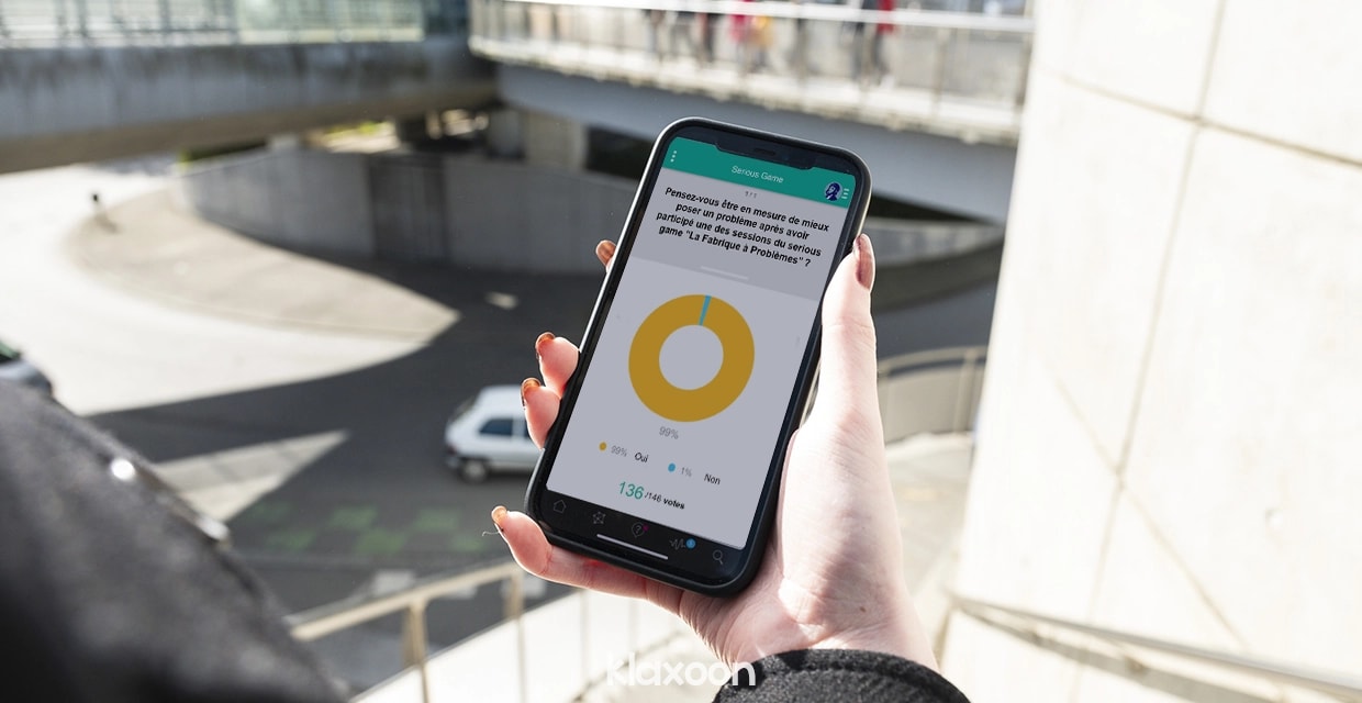 Une personne utlisant Sondage depuis son mobile en extérieur, avec la Question de fin du serious game qui s’affiche, et les réponses consolidées sur l’écran. | Klaxoon