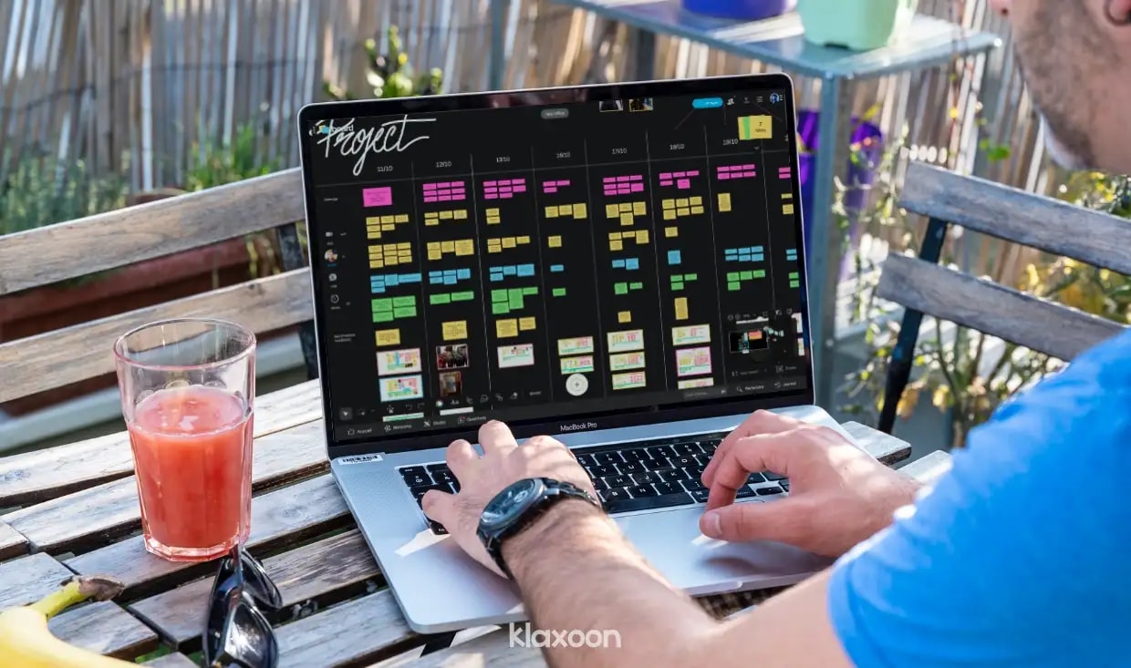 An employee working remotely on his laptop. | Klaxoon 