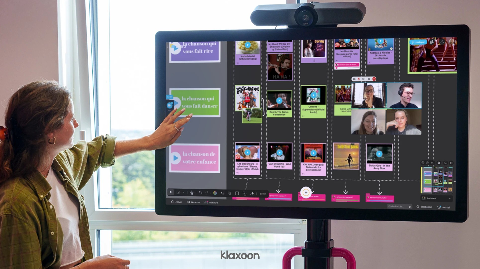 Une personne réalisant l’activité Jukebox sur un MeetingBoard avec son équipe à distance, avec chaque participant partageant les liens vers les morceaux sur Board. | Klaxoon