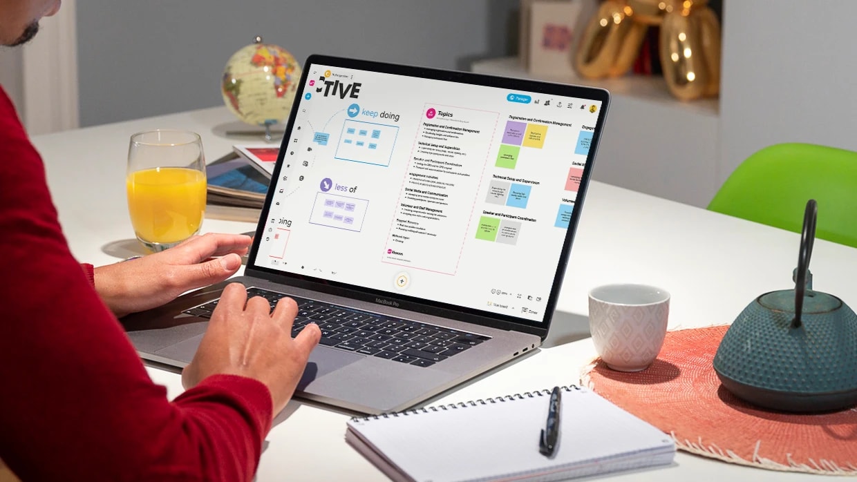 Klaxoon board displaying AI-driven idea categorization with colorful post-it notes.