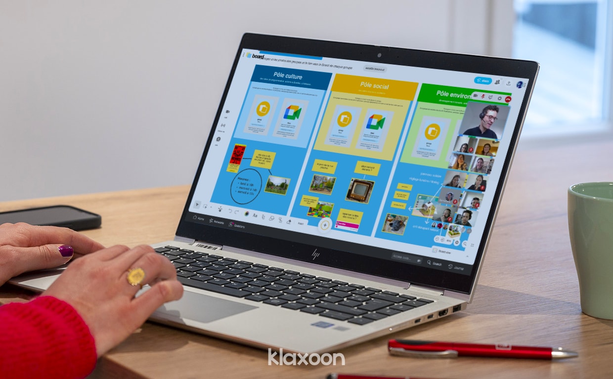 Une personne travaillant à distance sur ordinateur sur un Board, avec son équipe connectée en vision dans le même espace. | Klaxoon