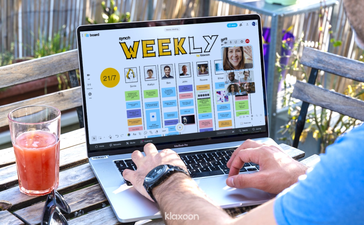 Une personne en télétravail sur orinateur, réunie en visio avec son équipe sur un board Weekly.