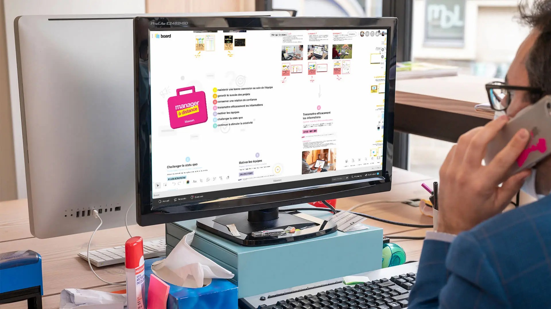 Personne en télétravail explorant sur ordinateur les 10 activités proposées par le Template Manager.