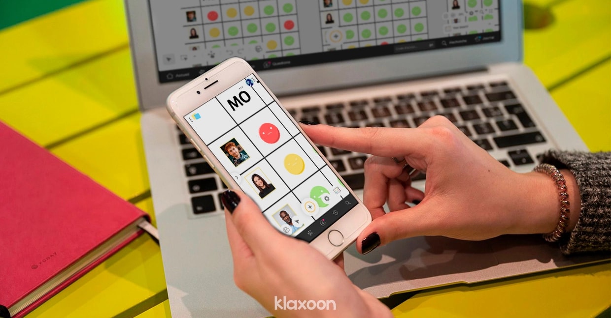 Une personne affichant le Calendrier Niko-Niko sur mobile, avec des émoticônes correspondant à l'état d'esprit des participants. | Klaxoon