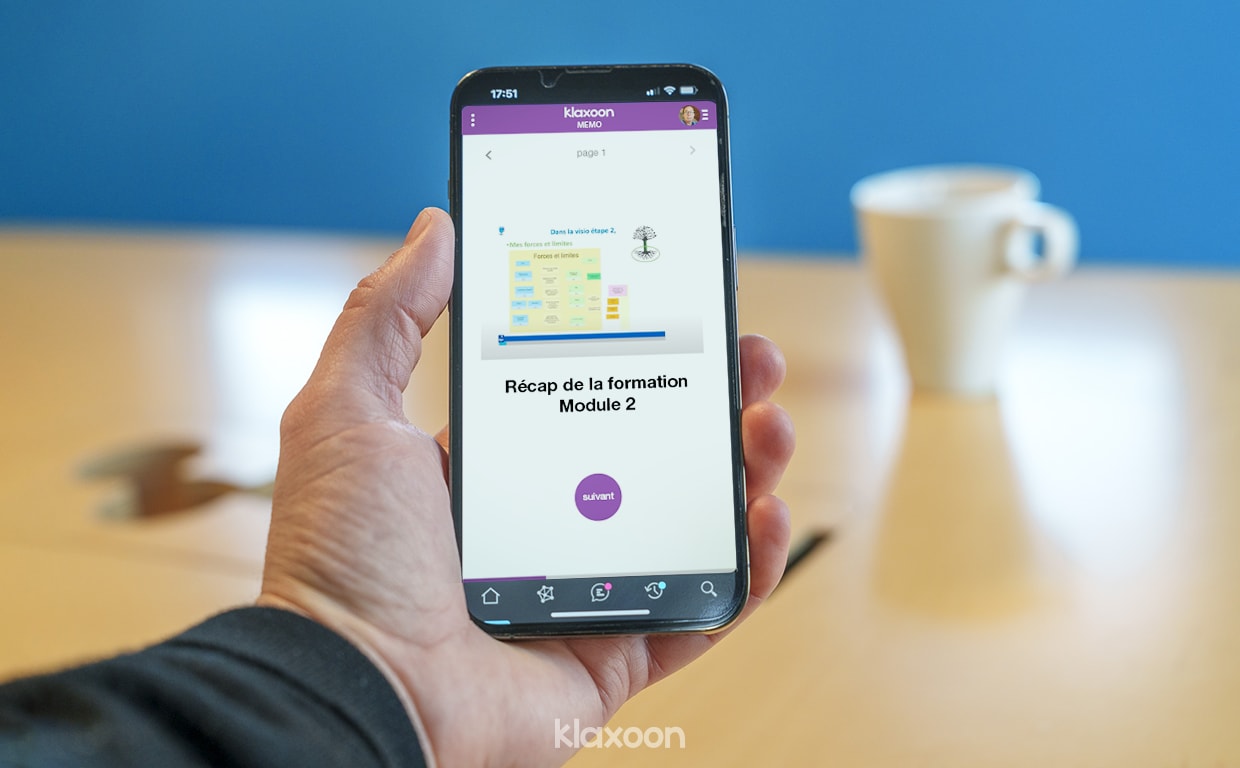 Une personne lisant le Mémo partagé par Caroline pour résumer la formation. | Klaxoon
