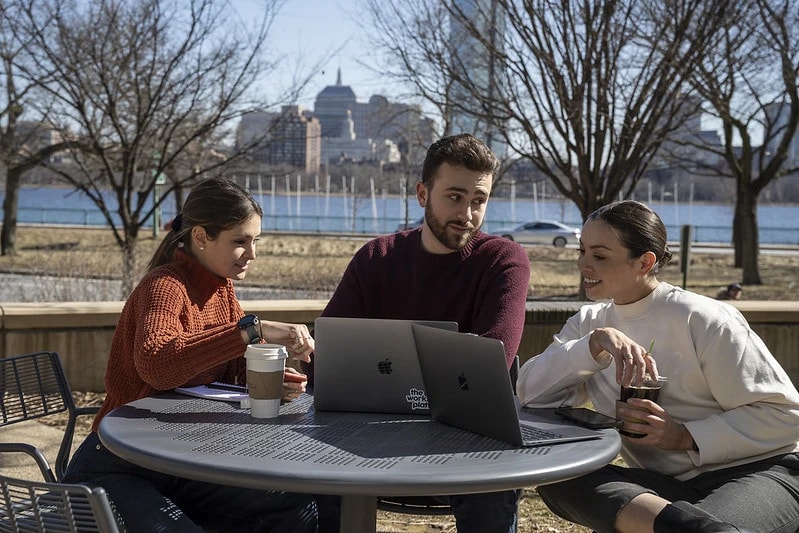 Une réunion, mais dans un parc. C’est quand même du travail en synchrone.