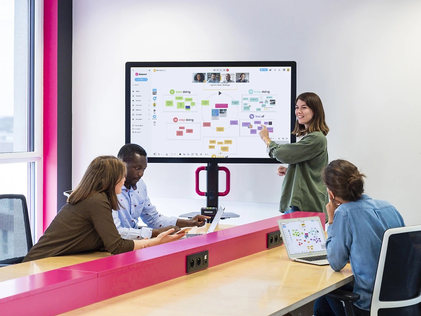 A Klaxoon question displayed on a mobile device, with a discussion thread on a topic between several people on the team. | Klaxoon