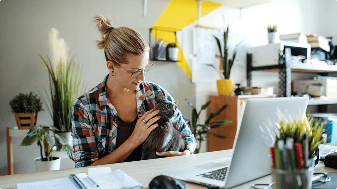 Une personne travaillant devant un ordinateur pour préparer son kick-off meeting. | Klaxoon