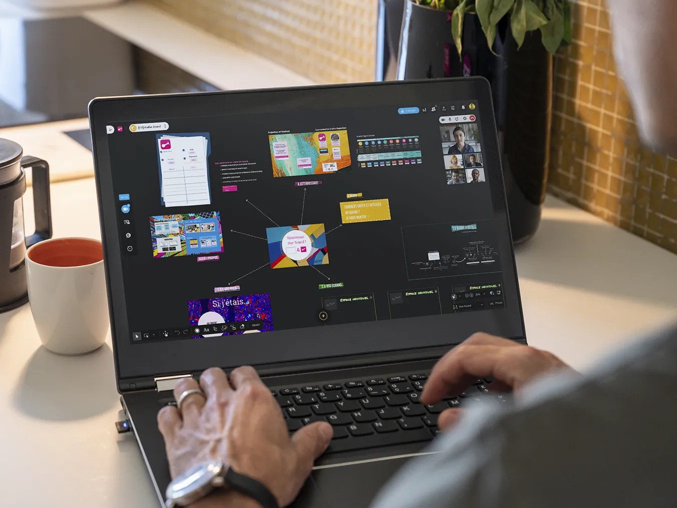 Klaxoon project management dashboard showing professional services timeline and resource allocation.