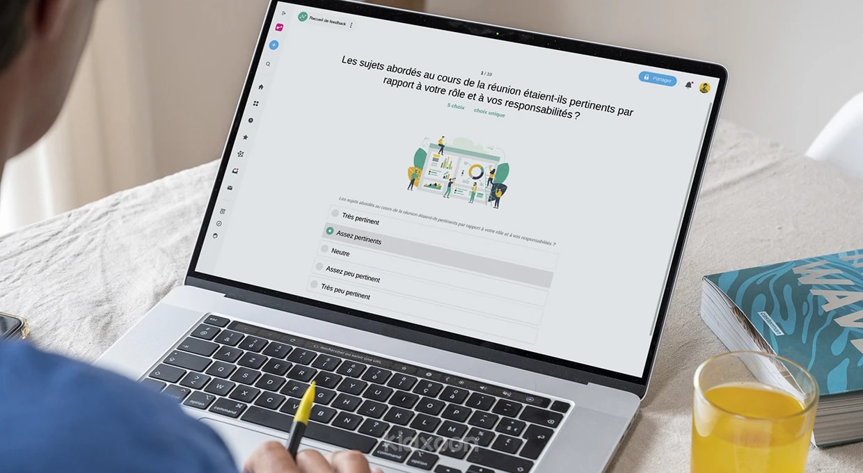 Une personne travaillant sur un ordinateur qui affiche un Sondage “Recueil de feedback”. | Klaxoon