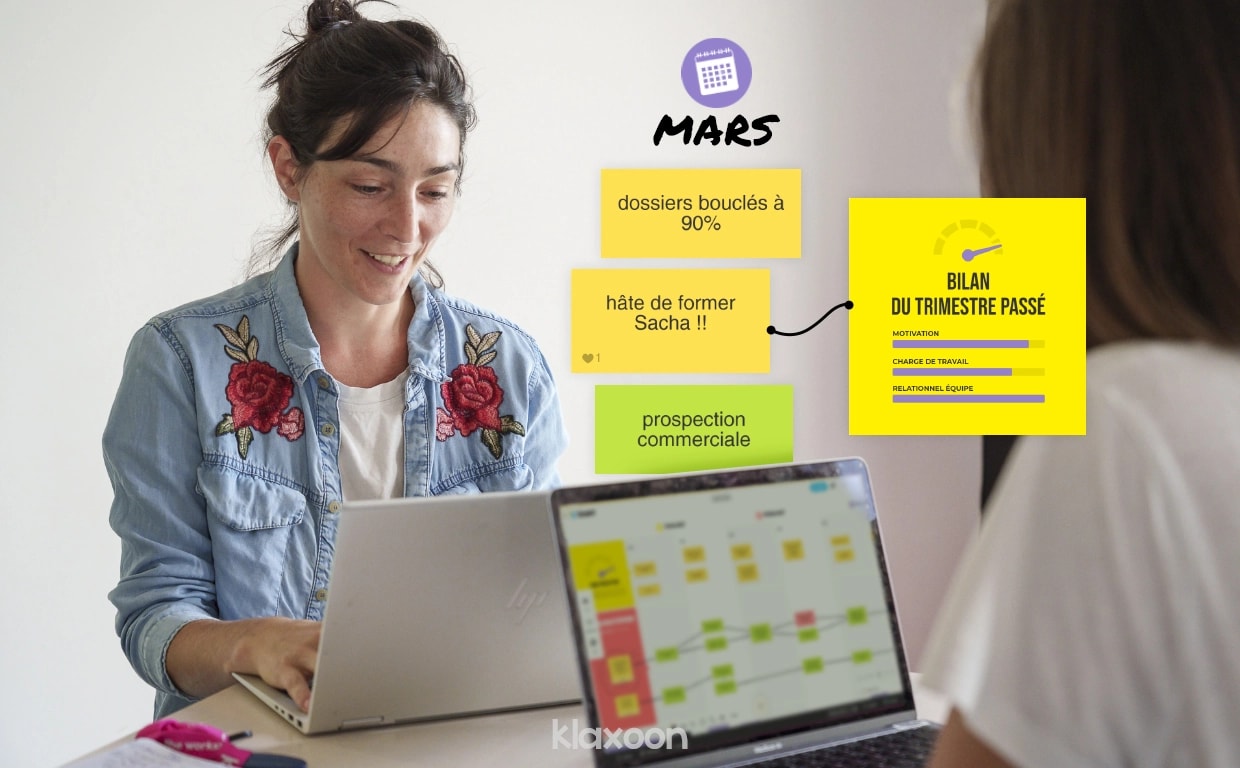 Deux personnes discutant du planning du trimestre passé durant un one-on-one. | Klaxoon