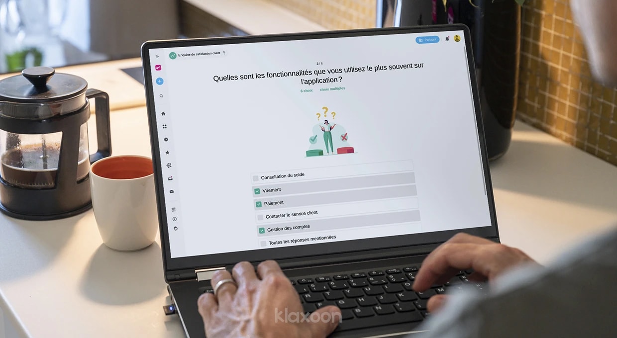 Une personne remplissant une enquête de satisfaction client sur son ordinateur, sur la base d'un template de Sondage. | Klaxoon