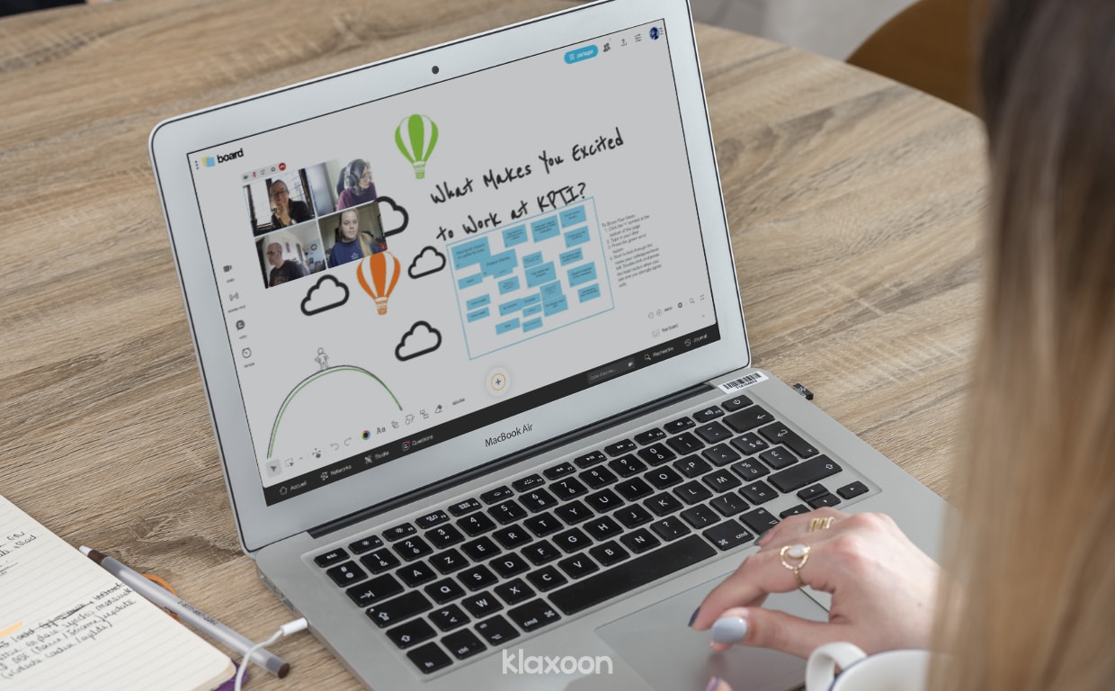 A team running a workshop on Emma's Board, and adding their ideas in the area dedicated to a question asked during the workshop. | Klaxoon