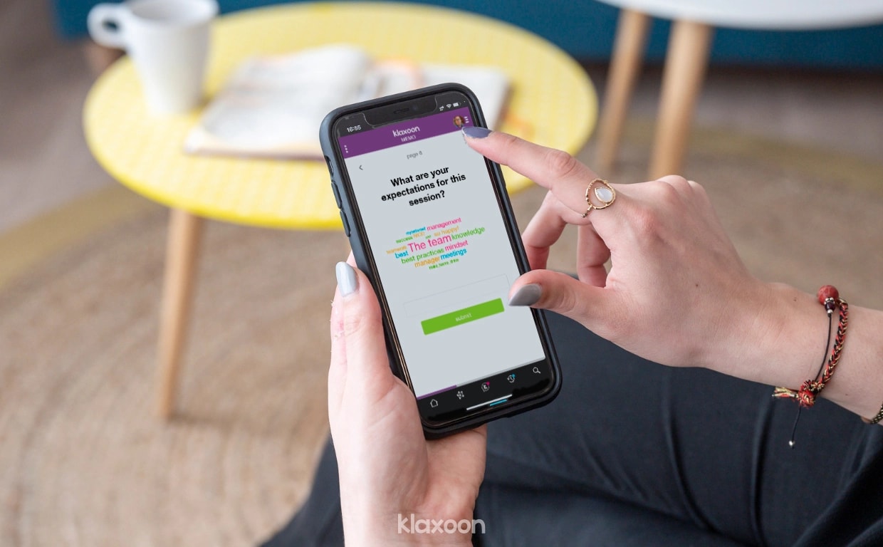 A person looking at a Memo on their mobile, where we can see a word cloud with the group’s expectations about the session to come. | Klaxoon