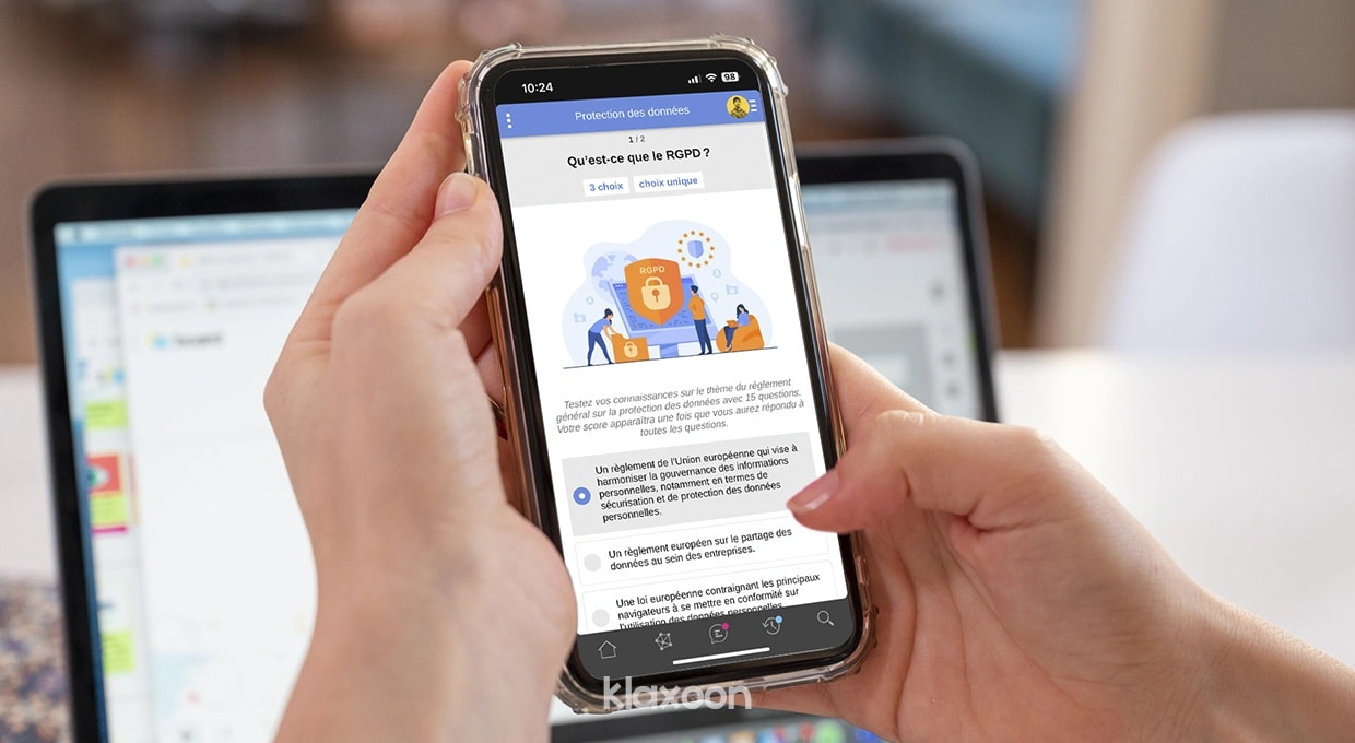 Une personne répondant à un Quiz sur son smartphone. | Klaxoon