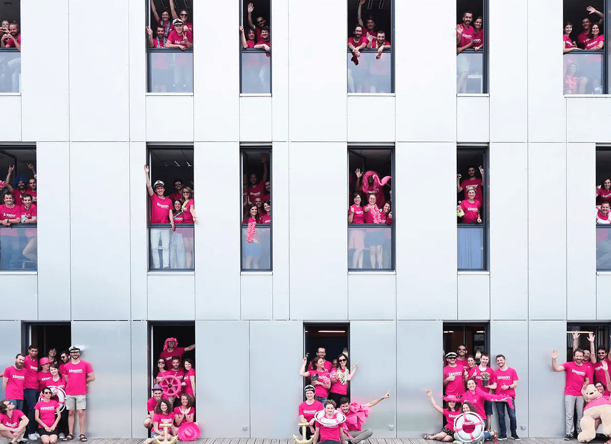 Klaxoon About Us hero with collaborative workshop illustrations and meeting icons.