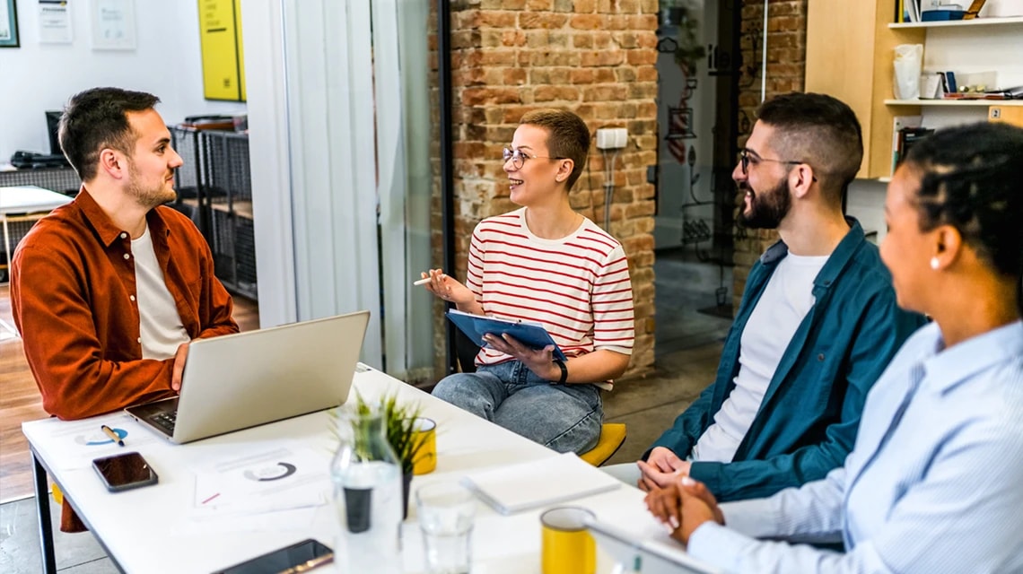 Plusieurs personnes qui discutent dans une salle de réunion. | Klaxoon