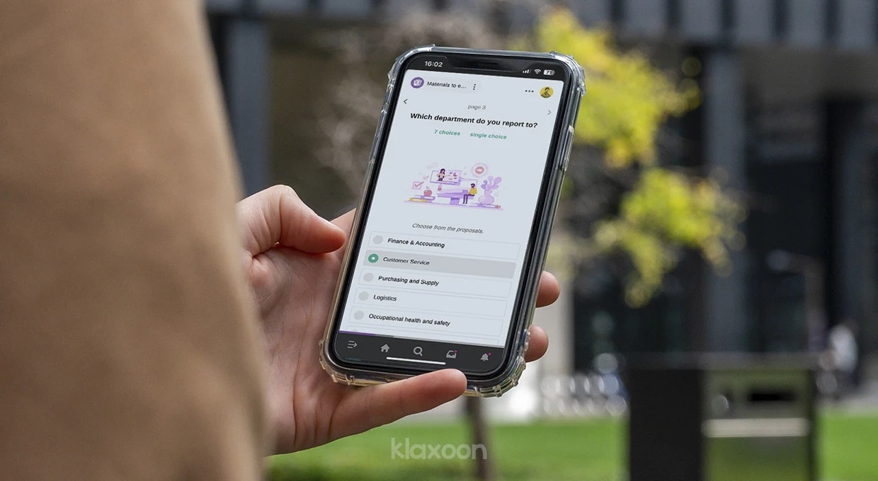 A person using the “Materials to Explore Prior to Your Training” Memo template on their mobile. | Klaxoon 