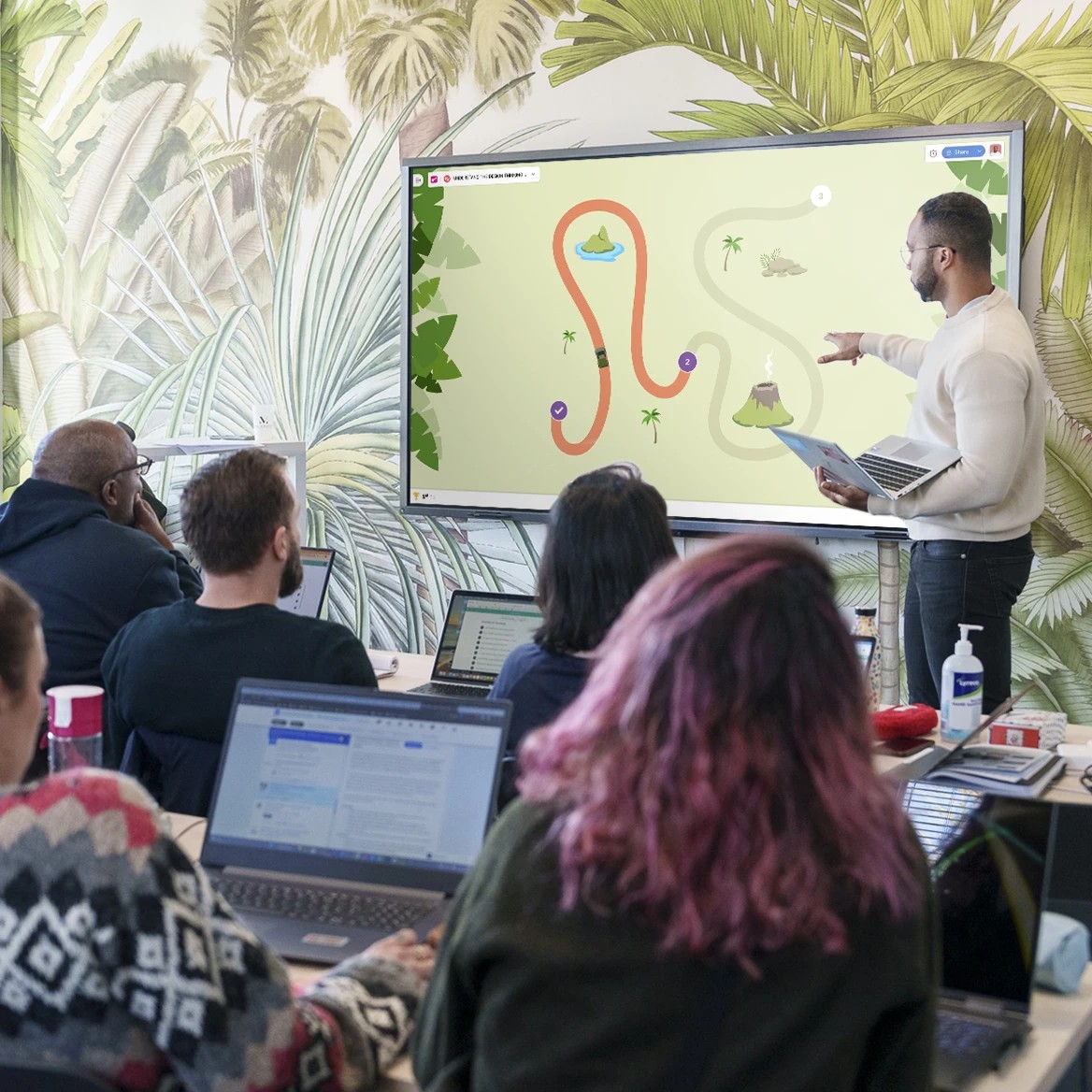 Utilisateur suivant une formation RH en ligne sur ordinateur portable avec graphiques et notes.