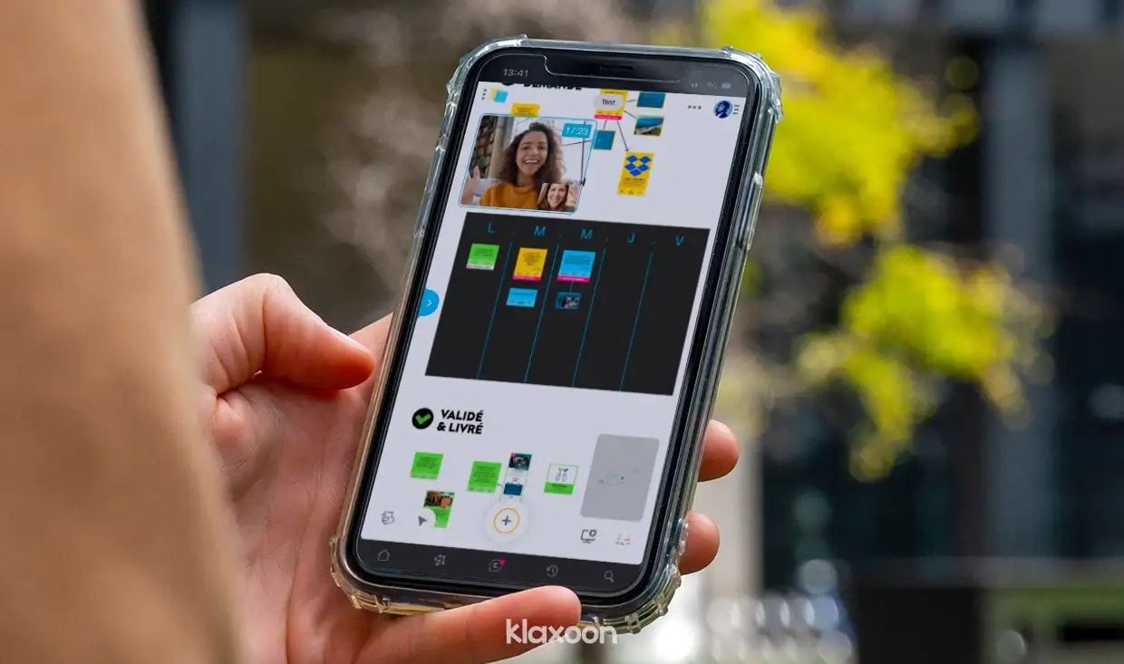Someone holding a mobile and participating in a Weekly meeting. | Klaxoon