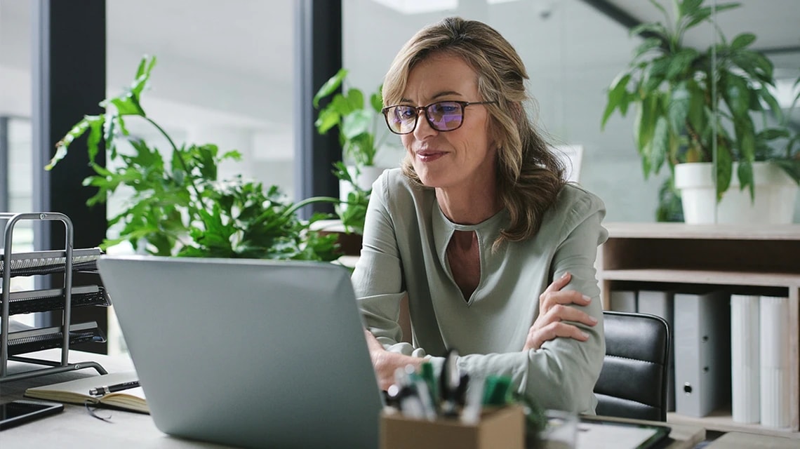 Une personne qui travaille devant un ordinateur portable. | Klaxoon