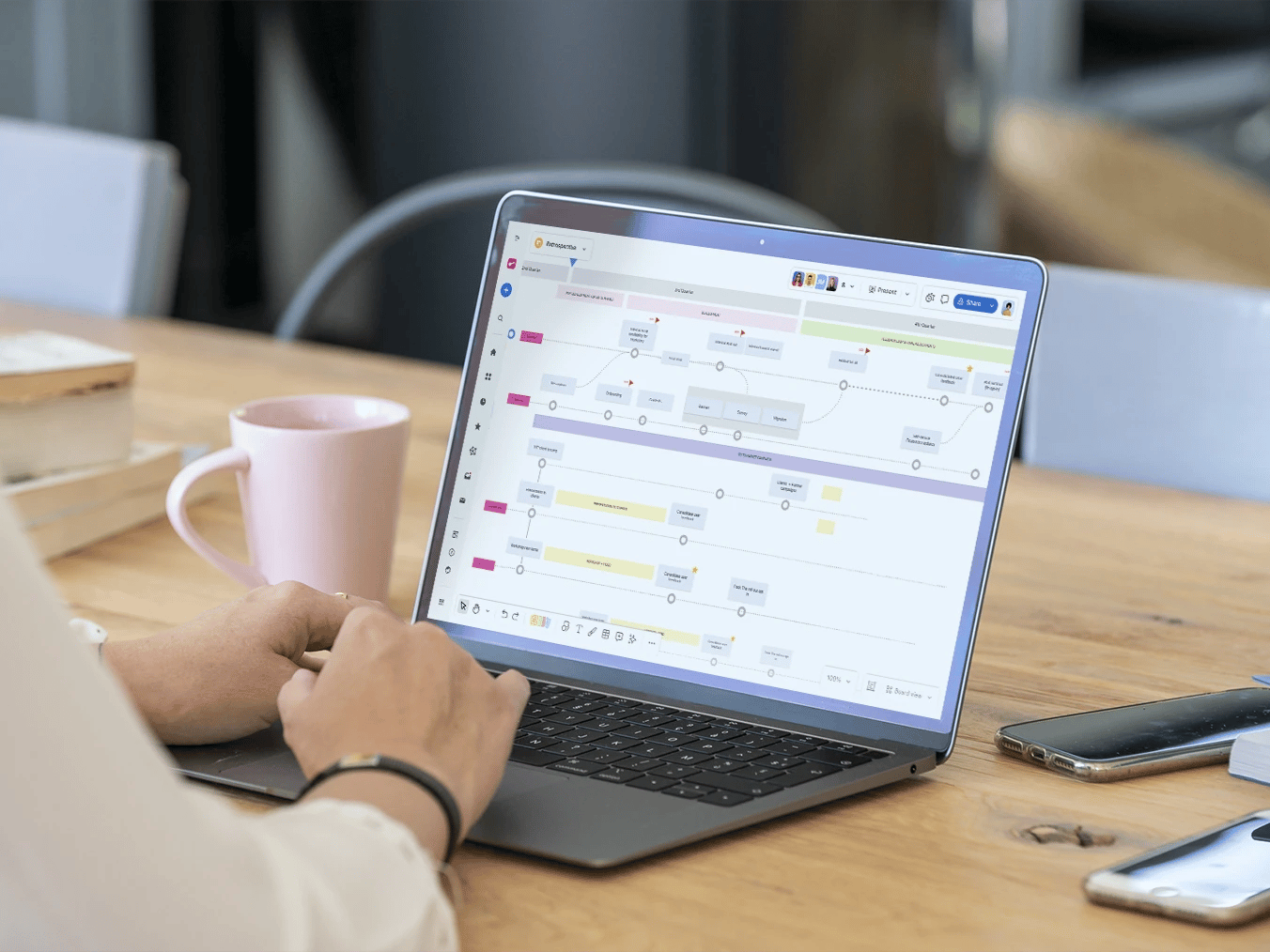 Réunion d'équipe avec laptops et graphiques sur table.