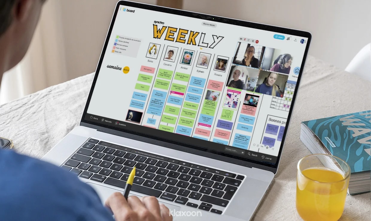 Une personne travaillant à distance sur ordinateur, avec un template Weekly ouvert sur Board et 4 membres de l’équipe connectés en Live. | Klaxoon