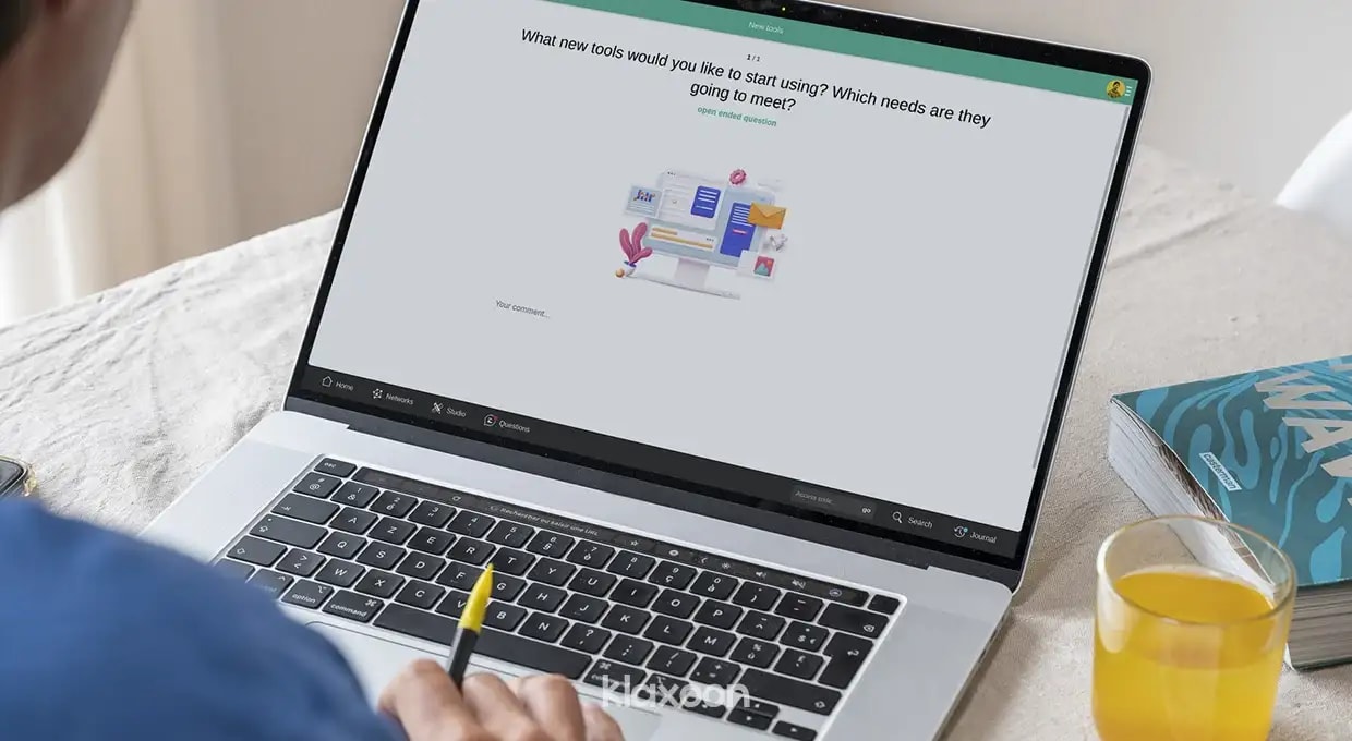 A person working on a computer displaying a question in a Klaxoon Survey about the need to use new tools internally. | Klaxoon