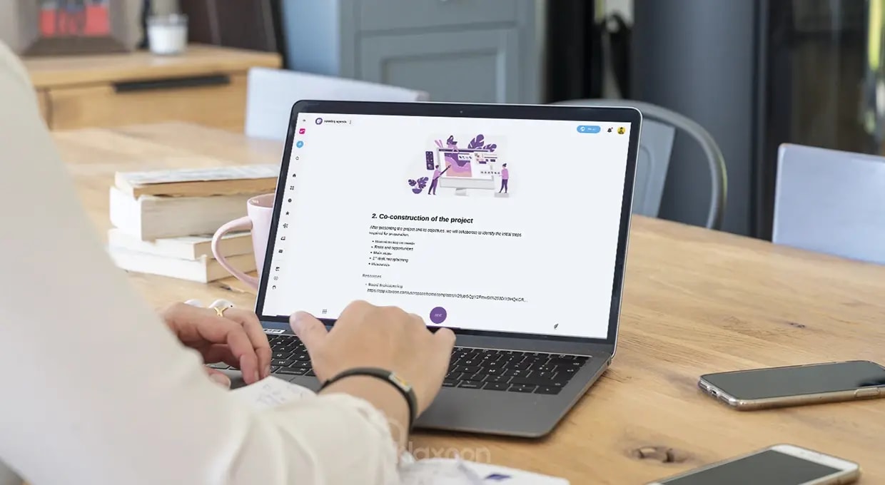 A person with a laptop displaying a meeting agenda template on the screen. | Klaxoon