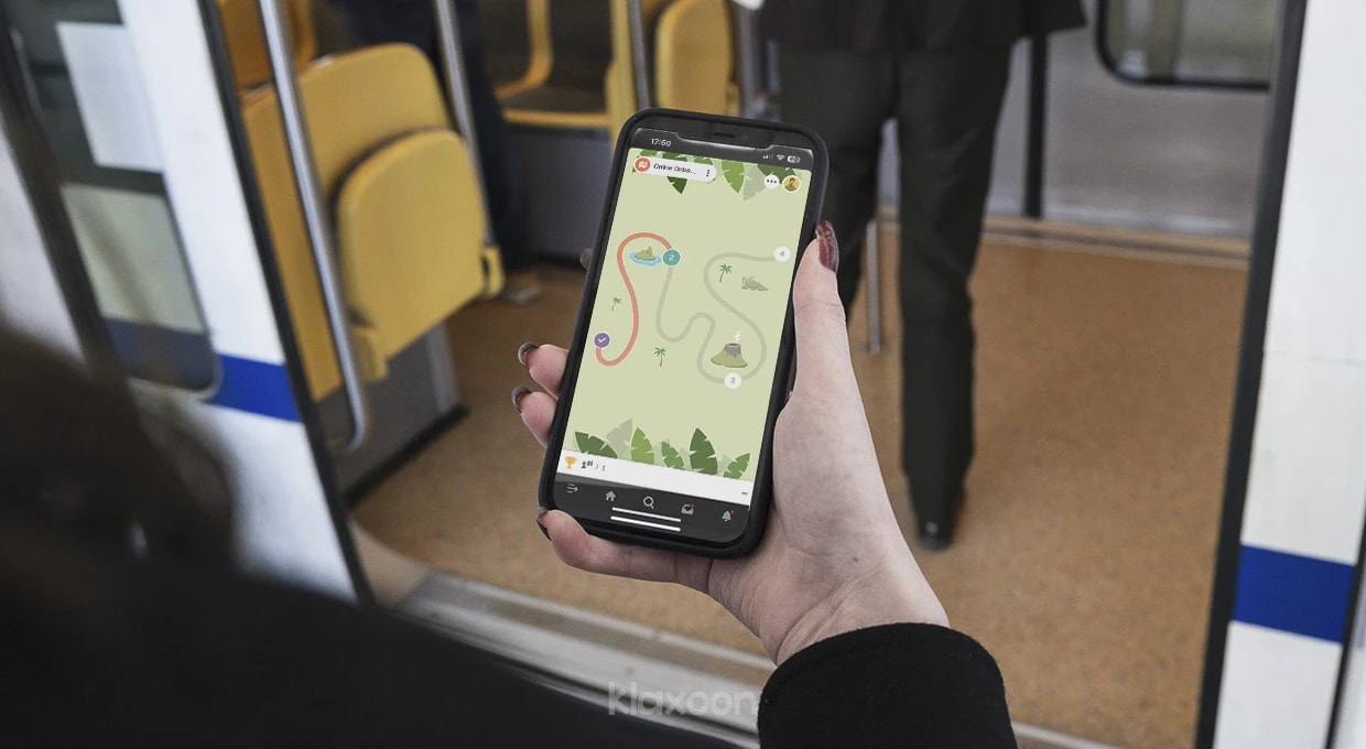 A person consulting the Online Onboarding Training pathway on their smartphone. | Klaxoon