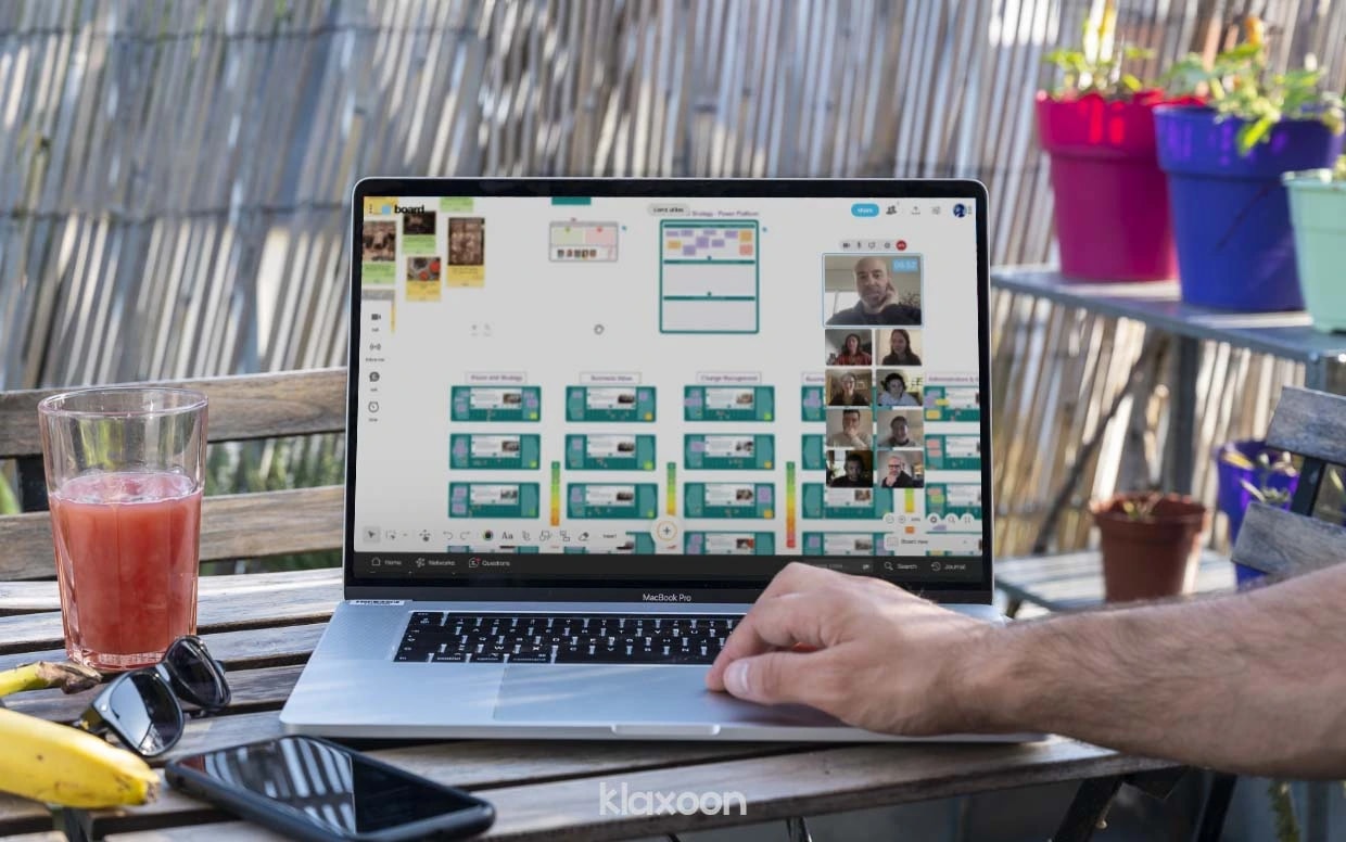 Sur un écran d’ordinateur, un groupe de personnes travaille à distance en évaluant les énoncés concernant chacun des cinq piliers stratégiques. | Klaxoon