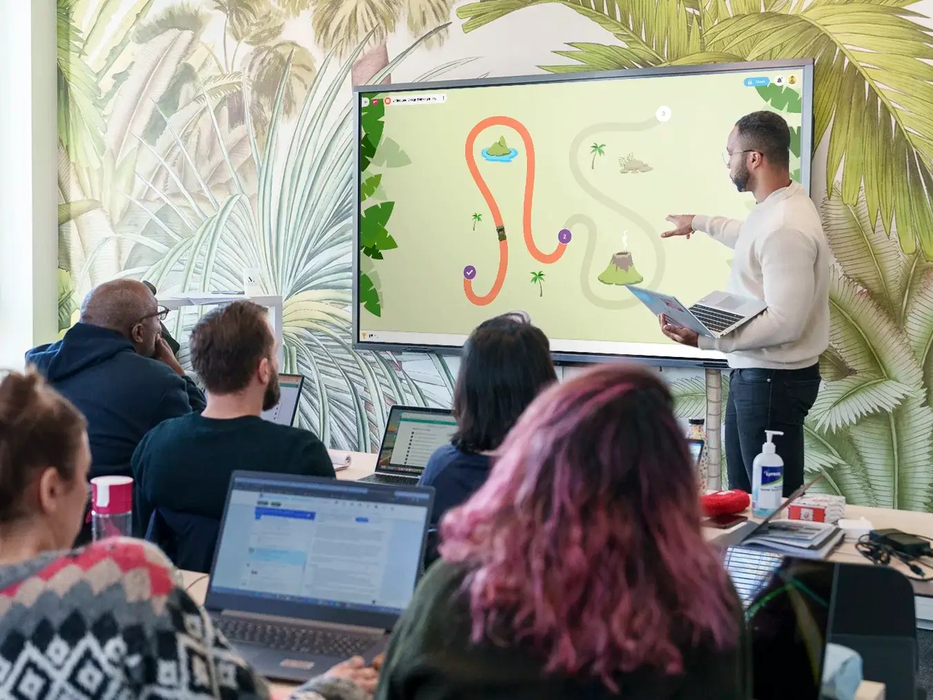 Klaxoon training introduction screen with collaborative tools and analytics.