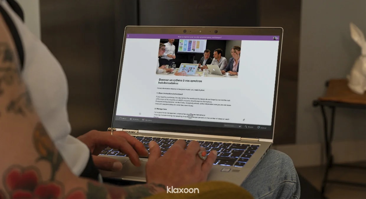 Une personne travaillant à distance sur ordinateur, qui lit un Mémo partagé par son équipe. | Klaxoon