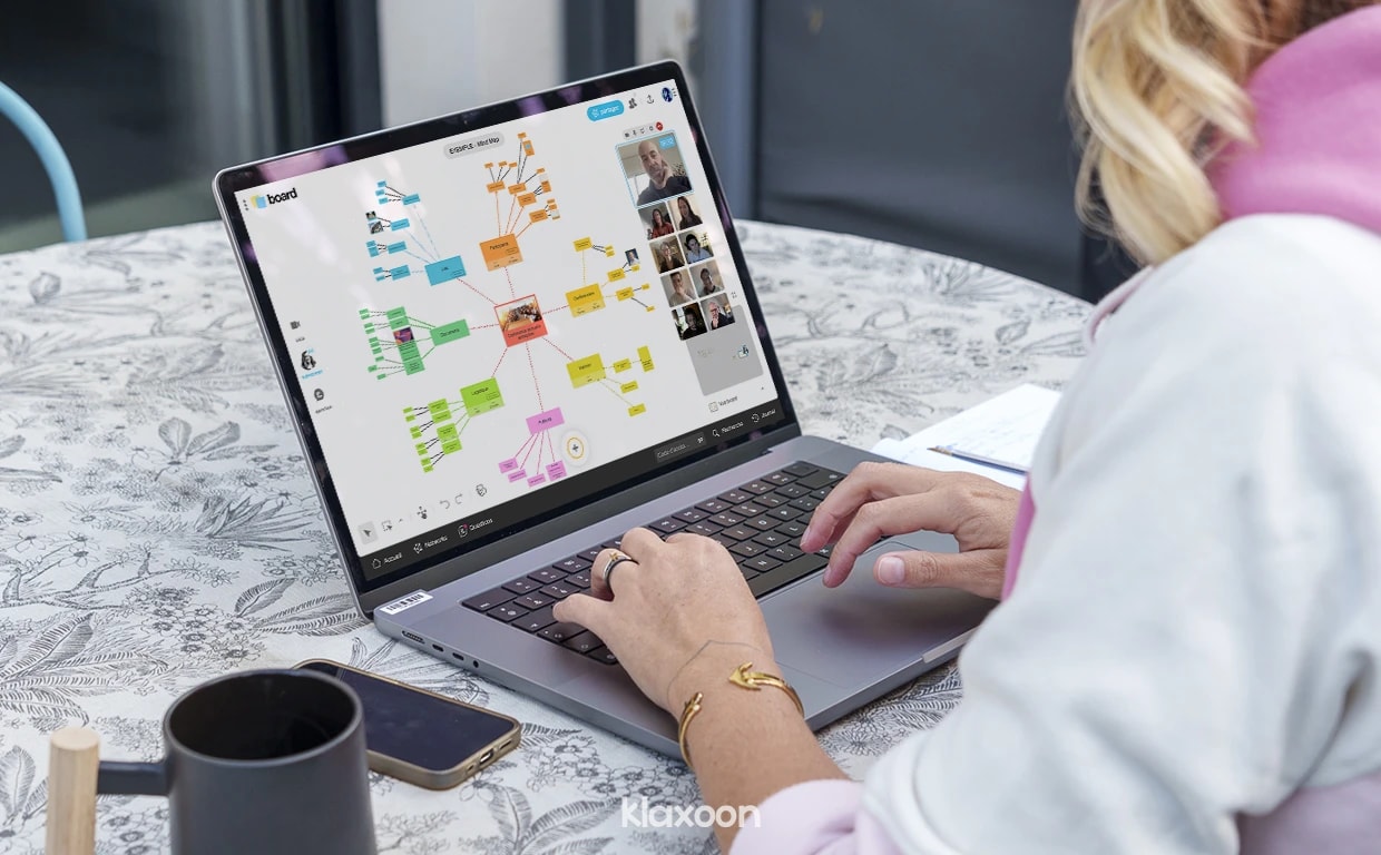 Someone working remotely with their team connected by video on a Mind Map Board to launch a project with many participants. | Klaxoon