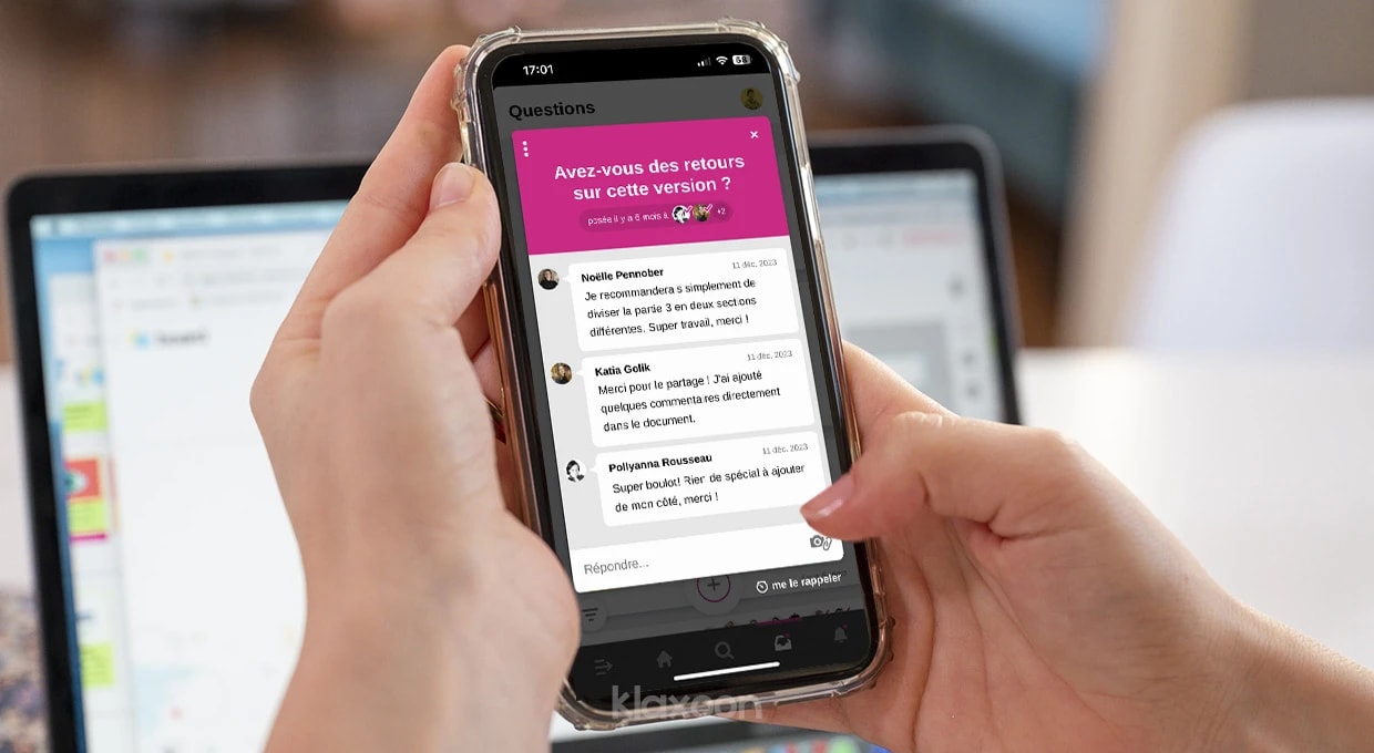 Une personne qui affiche une Question sur son smartphone, à laquelle plusieurs personnes ont apporté des réponses. | Klaxoon