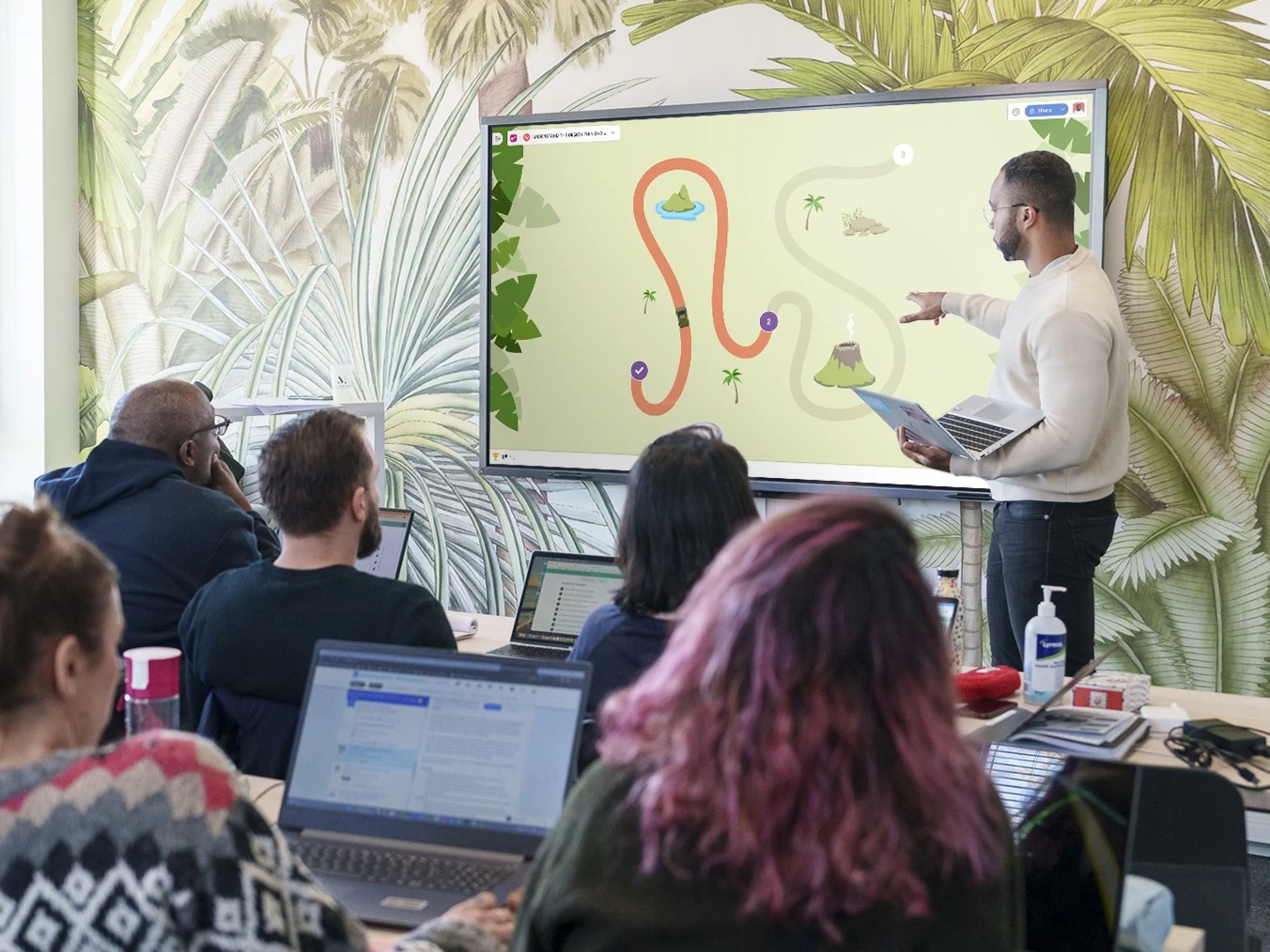 Session de formation RH avec formateur guidant les participants autour d’un tableau blanc.